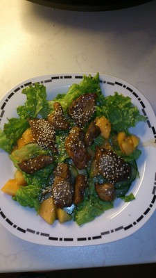 Rezept Glasiertes Hühnerfilet mit Sesam auf Salat Glasiertes Hühnerfilet mit Sesam auf Salat Rezept