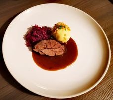 Rezept Wildschweinbraten mit Apfelrotkraut und Erdäpfelknödeln Wildschweinbraten mit Apfelrotkraut und Erdäpfelknödeln Rezept