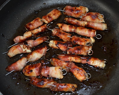 Rezept Hendl-Häppchen im Speckhemd mit Knoblauch-Dip Hendl-Häppchen im Speckhemd mit Knoblauch-Dip Rezept