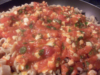 Rezept Nudeln mit Mozzarella und Basilikum Nudeln mit Mozzarella und Basilikum Rezept