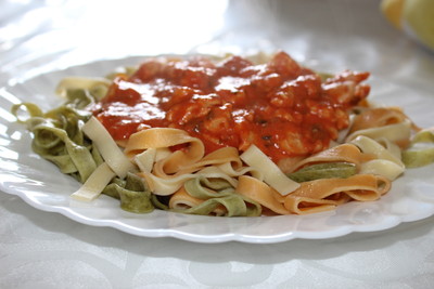 Rezept Bunte Bandnudeln mit Tomaten-Poulet-Sauce Bunte Bandnudeln mit Tomaten-Poulet-Sauce Rezept