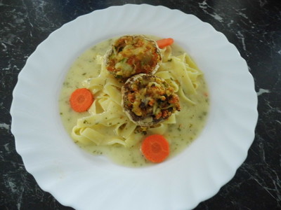 Rezept Gefüllte Champignons an Weißweinsoße mit Tagliatelle Gefüllte Champignons an Weißweinsoße mit Tagliatelle Rezept