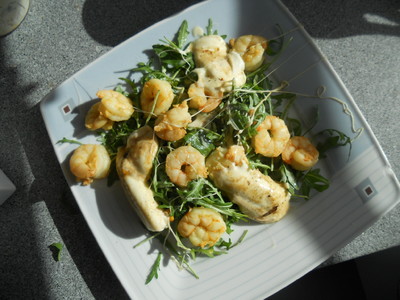 Rezept Gebratener Mozzarella auf Ruccolasalat mit Garnelen Gebratener Mozzarella auf Ruccolasalat mit Garnelen Rezept