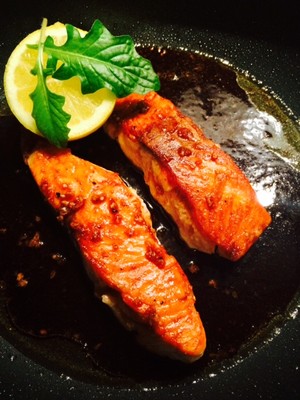 Rezept Glasierter Lachs mit Honig und Sojasauce Glasierter Lachs mit Honig und Sojasauce Rezept