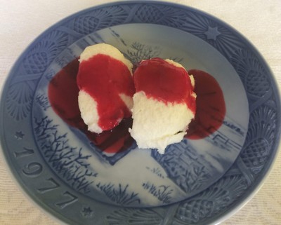 Rezept Joghurtnockerl mit Himbeersauce Joghurtnockerl mit Himbeersauce Rezept