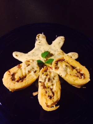 Rezept Kartoffel-Pilz Roulade mit Kräutersauce Kartoffel-Pilz Roulade mit Kräutersauce Rezept