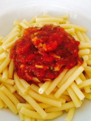 Rezept Nudeln mit Tomaten-Zucchini Sauce für eilige Nudeln mit Tomaten-Zucchini Sauce für eilige Rezept
