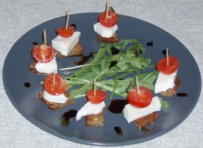 Rezept Rucolasalat mit Caprese-Türmchen Rucolasalat mit Caprese-Türmchen Rezept