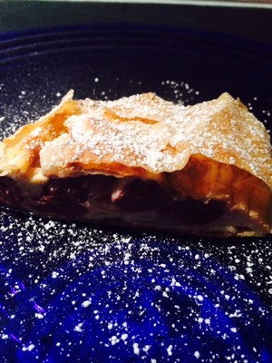 Kirsch Strudel mit Topfenfülle Rezept