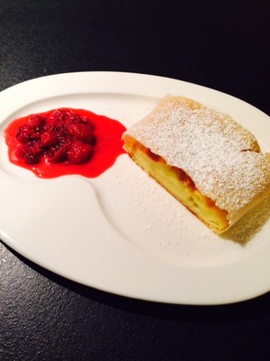 Rezept Topfenstrudel mit Fruchtsauce Topfenstrudel mit Fruchtsauce Rezept